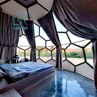 Glamping en plein air, hôtel de luxe en forme de dôme géodésique transparent en verre, tente, maison
