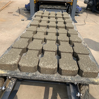 Machine de moulage de blocs de béton creux entièrement automatique QT4-15D avec PLC et pompe pour la production de briques en ciment