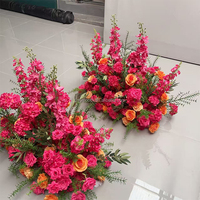 Rangée de fleurs artificielles roses, oranges, hortensias et delphiniums pour allée de mariage, arrangement floral long pour le sol