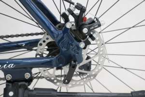 Vélo de course de bonne qualité avec guidon droit, cadre en acier multicolore, vitesse unique, 28 pouces, pour une conduite rapide sur route - Product Image 2