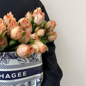 Roses artificielles en soie de couleur fuchsia, style vintage, pour la décoration de la maison et des mariages, réutilisables, haute simulation - Product Image 4