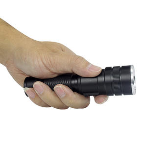 Lampe torche LED rechargeable haute intensité Luomen P50 avec zoom télescopique, batterie 2200 mAh, lumière blanche pour usage extérieur - Product Image 2