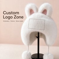 Chapeau d'hiver en fausse fourrure blanche avec oreilles de lapin, longues attaches et pompons, chapeau en peluche de lapin