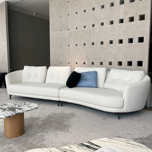 Sofá Moderno Curvo de Tela Blanca con Tapicería de Textura Suave y Patas de Metal, Sofá Contemporáneo Minimalista para Sala de Estar - Product Image 1