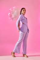 Ensemble coordonné femme avec découpes torsadées, tenue deux pièces élégante avec détail torsadé moderne, look tendance, coupe confortable
