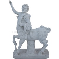 Statue de sculpture gréique en travertin jaune antique représentant un griffon et une chimère