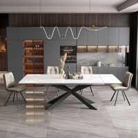 Table à manger extensible moderne italienne en pierre frittée, plateau en porcelaine aspect marbre blanc, table de cuisine avec base en métal