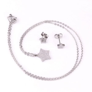 Conjunto de Joias Infantil Banhado a Ouro 18K: Colar Minimalista de Aço Inoxidável com Pingente de Estrela e Brincos para Meninas - Product Image 3