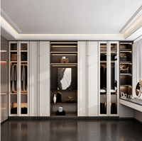 Système de dressing de luxe léger avec panneaux en placage de bois, finition noir et blanc et portes battantes pour maisons européennes