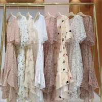 Nouvelle robe d'été en mousseline de soie mélangée en ballots Fournisseur en gros avec collection de robes en stock