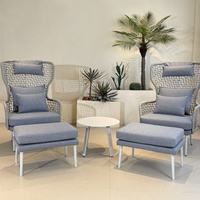 Fauteuil d'extérieur moderne avec dossier tressé haut et coussins, chaise de jardin pour terrasse