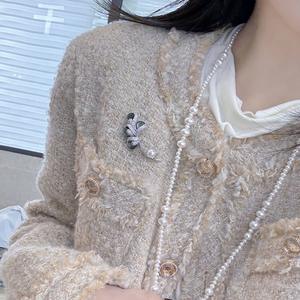 Broche en forme de papillon noir avec des feux d'artifice, perle d'eau douce, décoration de poitrine avec des fleurs végétales, épingle à col en forme d'abeille tendance - Product Image 3