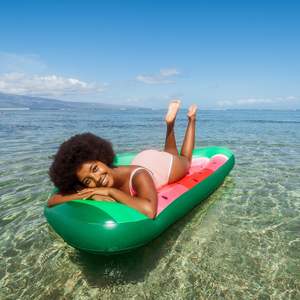 Bouée gonflable géante en PVC en forme de tranche de pastèque 72"x72" pour piscine, idéale pour les fêtes estivales à la plage, pour adultes - Product Image 5