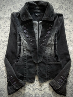 Veste en jean à col montant et double boutonnage, délavée style vintage, avec boutons métalliques décoratifs, coupe ajustée