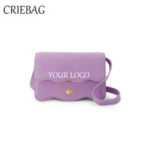 Borsa a tracolla da donna in pelle sintetica con decorazione con lettere ricamate alla moda per ragazze del College - Product Image 1