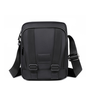 Bolso de pecho estilo motociclista para hombre, bolso cruzado sencillo de gran capacidad, bolso de hombro ligero, informal y versátil - Product Image 1