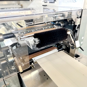 Machine d'emballage de <span class=keywords><strong>nouilles</strong></span> en bol haute vitesse 220 BPM, Emballeuse sous film rétractable automatique pour <span class=keywords><strong>nouilles</strong></span> en seau - Certifiée CE ISO, Prix usine - Product Image 2
