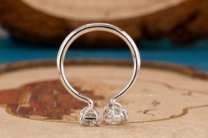 แหวนหมั้นเพชรทรงลูกแพร์สามเม็ดสำหรับผู้หญิง แหวนเพชร งานแฮนด์เมดเหนือกาลเวลา เพชรระยิบระยับ คลาสสิก - Product Image 4