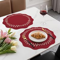 Sets de table en similicuir brodé, sets de table imperméables en vinyle de 15 pouces, couronne de Noël rouge, sets de table imperméables résistants à la chaleur