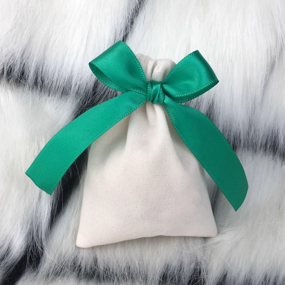 Sac beige avec ruban vert
