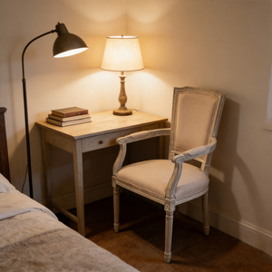 <span class=keywords><strong>Fauteuil</strong></span> en bois massif blanc cassé de style campagne française, assise en lin beige rembourrée, finition vieillie antique, meubles pour salon - Product Image 2