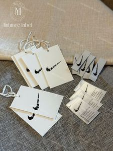 Étiquettes suspendues en papier écologiques personnalisées avec motifs en relief et cordons de haute qualité ; idéales pour les vêtements haut de gamme - Product Image 5