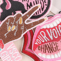 Le nouveau fer de dessin animé rose vif sur des patchs brodés personnalisé blanc mignon vêtements chapeau décoration broderie patch coeur crayon