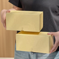 Boîte à gâteau personnalisée en carton recyclé de qualité alimentaire avec insert, estampage à chaud UV, pelliculage mat et gaufrage pour les collations et aliments de Noël