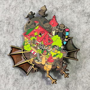 Spilla in metallo personalizzata ispirata ad <span class=keywords><strong>Anime</strong></span>, con effetto <span class=keywords><strong>vetro</strong></span> colorato e incisione artistica intricata, a tema Castello in Movimento, in smalto duro, prodotta su misura - Product Image 1