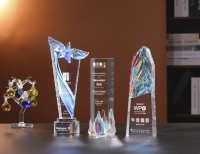 Tasses de trophées en cristal plaqué sur mesure Source bon marché du fabricant Plaque de prix en verre et modèle de souvenir en bois