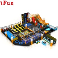 Centre commercial, aire de jeux pour enfants, piscine à balles souples, parc de trampoline avec cocotier, mur d'escalade