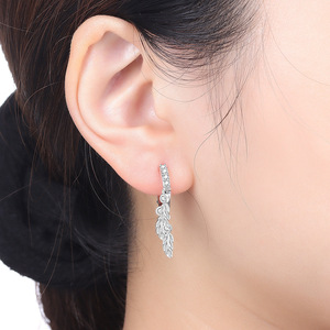 Pendientes/argollas de plumas de latón blanco de alta gama, originales y versátiles, superventas al por mayor para mujer - Product Image 5