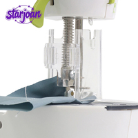 Mini machine à coudre électrique pour usage domestique, idéale pour la couture à domicile ou en atelier.