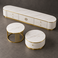 Ensemble de meuble TV et table basse WYRAX en deux pièces avec dessus aspect marbre blanc, coins arrondis, pieds dorés et rangement