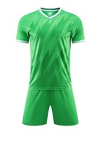 Ensemble de vêtements de football personnalisés pour hommes kit de football brodé en gros écusson en polyester respirant short en jersey sublimé club personnalisé
