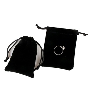 Sacs d'emballage personnalisés pour bijoux, pochettes à cordon avec logo sur mesure pour boucles d'oreilles et bagues, sacs cadeaux de luxe en velours pour la marque de détail - Product Image 1