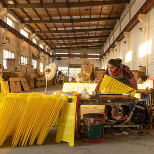 الأكثر مبيعاً علامة السلامة المرورية المخصصة على شكل تحذير من الأرضيات الرطبة لوحة علامات تحذير بلاستيكية صفراء قابلة للطي - Product Image 1