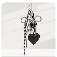 Porte-clés en similicuir Cœur, Breloque de sac avec nœud en perles métalliques, Anneau porte-clés mousqueton en forme de cœur pour la décoration de sacs à main et sacs à dos pour femmes