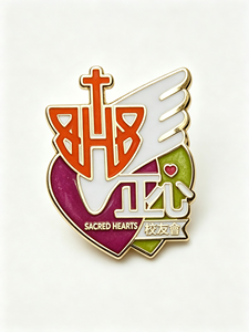 Pin de Solapa Metálico Personalizado en Forma de Corazón, de Aleación de Zinc, Chapado en Oro, con Esmalte Suave, Insignia de Asociación de Alumni, Pin de Regalo con Logotipo Personalizado - Product Image 1