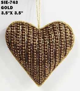 Adorno de pared con forma de corazón de terciopelo hecho a mano, decorado con bordado tradicional Zari, Sudha Pennathur, adorno de corazón rojo. - Product Image 1