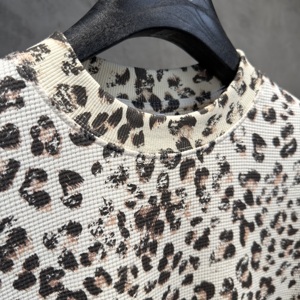T-shirt à manches longues en tricot gaufré imprimé léopard personnalisé pour <span class=keywords><strong>homme</strong></span>, coupe oversize, col rond, streetwear, coton, tee-shirt graphique avec logo, fabricant - Product Image 3