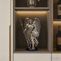 Statuette en résine d'archange ailé en bronze antique avec lance et bouclier, statue de guerrier pour la décoration de table à la maison