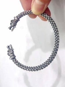 Pulsera magnética de estilo europeo con superficie lisa pura y diseño abierto que funciona como un accesorio de moda - Product Image 5