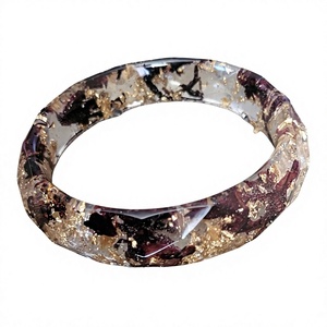 Brazalete de Resina Hecho a Mano, Forma Redonda, con Puntos Dorados y Morados, Joyería Coleccionable Artística, Técnica de Fundición - Product Image 1