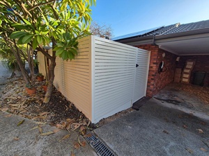 Hàng rào nhôm bán riêng tư với cổng dành cho người đi bộ được lắp đặt trên tường - Product Image 2