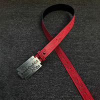 Ceinture en cuir PU rouge gaufré à motif floral vintage avec boucle en métal en forme de lame de rasoir, style punk rock western, pour hommes et femmes