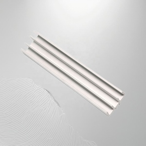 Đường ray dẫn hướng PVC trắng cho cửa sổ cửa trượt, thiết kế 3 rãnh nhựa ép đùn, bề mặt ma sát thấp - Product Image 2