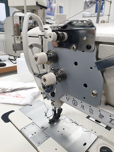 Máquina de coser <span class=keywords><strong>industrial</strong></span> de punto de cadeneta de alimentación integrada de accionamiento directo semi seco Jukis de marca japonesa de una sola aguja - Product Image 3