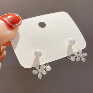 Orecchini a Perno e a Clip con Piccoli Fiori per Donne, Design Floreale Elegante, Accessori per Orecchie da Indossare Quotidianamente - Product Image 5