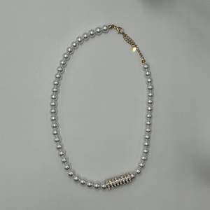 Collar de Perlas de Acero Inoxidable 316L con Baño de Oro PVD, Joyería Sostenible y Resistente para Mujer - Product Image 1